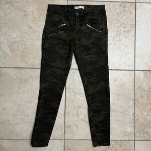 Zara - camuflaje cropped pant